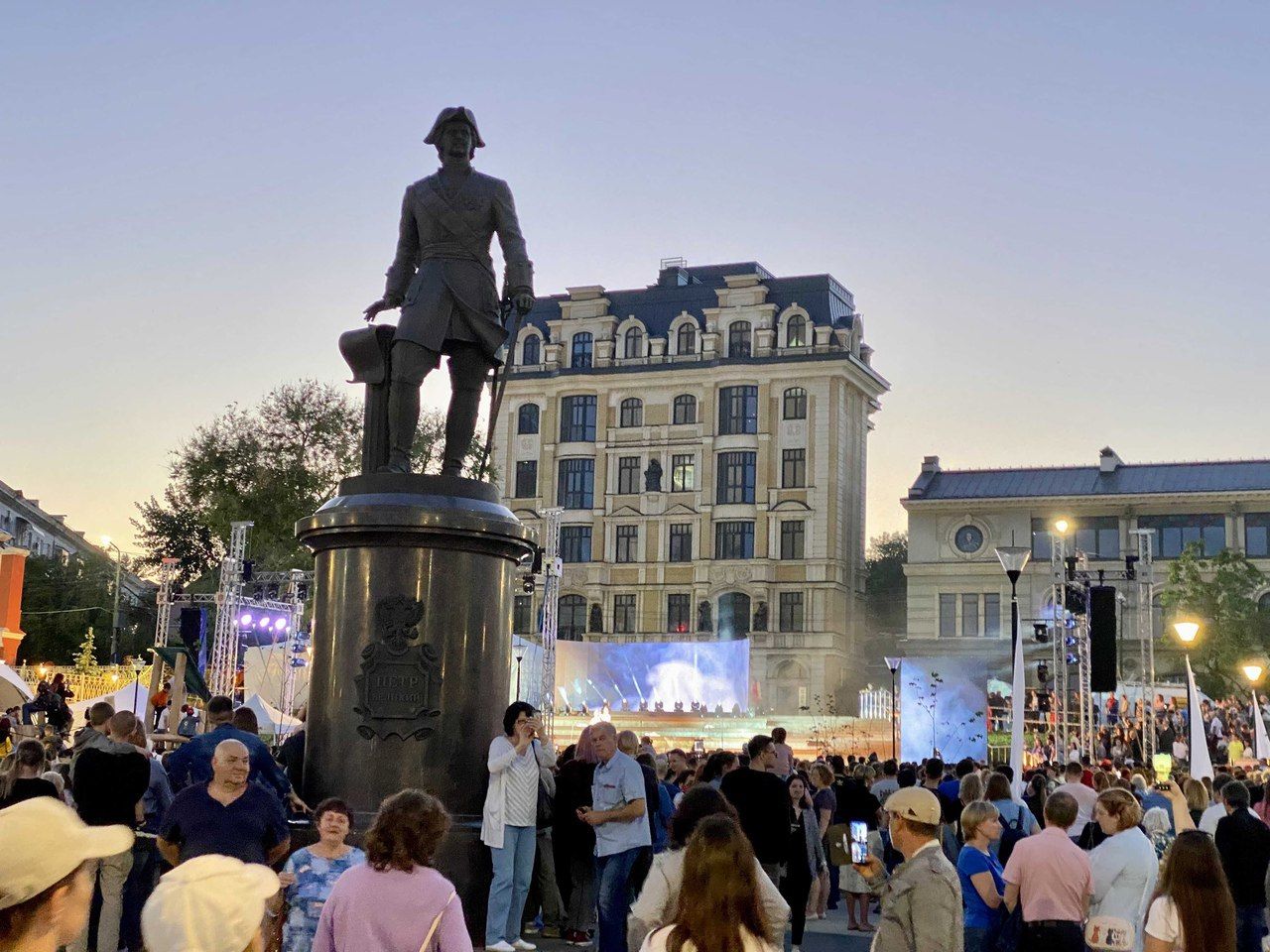 Московский вокзал памятник петру 1