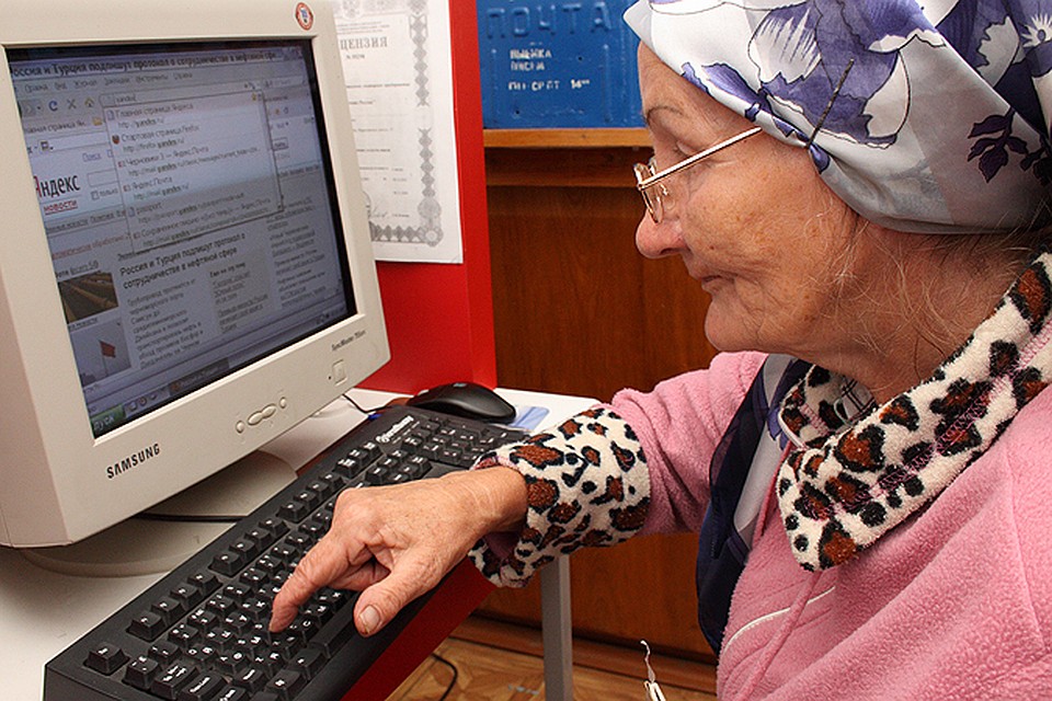 Бабушка что будет делать. Пенсионер за компьютером. Пенсионеры и компьютер. Бабушка и компьютер. Пенсионерка в интернете.