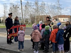 Сотрудники Госавтоинспекции провели для дошкольников профилактическую акцию «Шагающий автобус» 