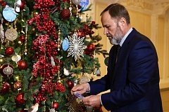 Полномочный представитель Президента Российской Федерации Игорь Комаров принял участи в акции «Елка желаний-2025»