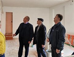 Глава района Алексей Воробьёв принял участие в строительном контроле ремонтных работ сельского клуба в селе Чернышевка
