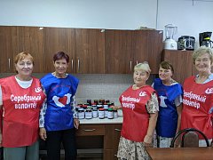 В подарок бойцам малиновое варенье