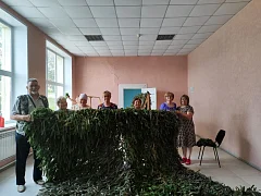 «Серебряные» волонтёры Новобурасского района плетут маскировочные сети для военнослужащих