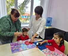 Тепло детских рук: ребята подготовили открытки ко Дню пожилого человека