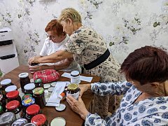 В подарок бойцам малиновое варенье
