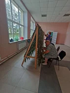 «Серебряные» волонтёры Новобурасского района плетут маскировочные сети для военнослужащих