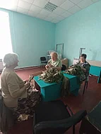«Серебряные» волонтёры Новобурасского района плетут маскировочные сети для военнослужащих