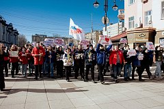 Молодежь поздравила жительниц Саратова с Международным женским днём