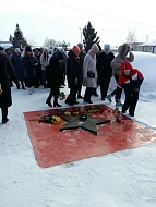 В Новобурасском районе возложили цветы к памятнику-мемориалу воинам, погибшим в годы Великой Отечественной войны