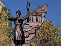 В Саратове на въезде в Парк Победы начали установку памятника Марии Филипповне Лиманской.