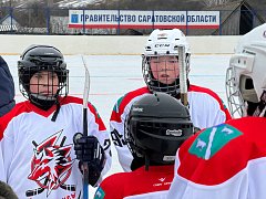  В селе Невежкино Лысогорского района стартовал областной турнир по хоккею "Золотая шайба" среди сельских команд