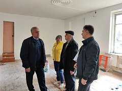 Глава района Алексей Воробьёв принял участие в строительном контроле ремонтных работ сельского клуба в селе Чернышевка