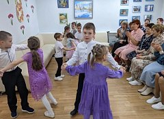 Глава Новобурасского района поздравил участниц клуба "Серебряные нити" с Международным женским днём — 8 Марта