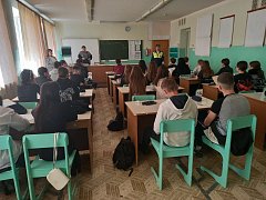 В преддверии летних каникул сотрудники Госавтоинспекции проводят профилактические беседы со школьниками 
