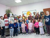 Волшебный теремок: "Серебряные" волонтёры подарили дошкольникам театральную сказку»