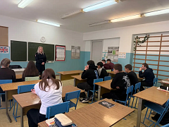 Профилактическая беседа инспектора ПДН со школьниками