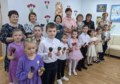 Глава Новобурасского района поздравил участниц клуба "Серебряные нити" с Международным женским днём — 8 Марта