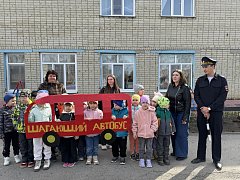 Сотрудники Госавтоинспекции провели для дошкольников профилактическую акцию «Шагающий автобус» 