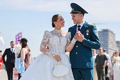 Президент России Владимир Путин поздравил молодоженов с Днем семьи 