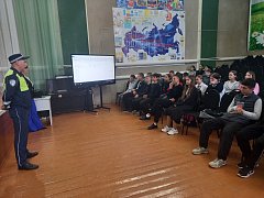 В преддверии летних каникул сотрудники Госавтоинспекции проводят профилактические беседы со школьниками 