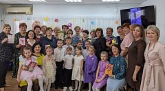 Глава Новобурасского района поздравил участниц клуба "Серебряные нити" с Международным женским днём — 8 Марта