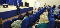 Губернатор области Роман Бусаргин провел встречу с семьями военнослужащих из Новобурасского района, принимающих участие в специальной военной операции