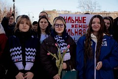 Молодежь поздравила жительниц Саратова с Международным женским днём