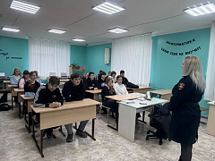 Профилактическая беседа инспектора ПДН со школьниками