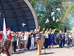 И вот для выпускников прозвенел последний школьный звонок