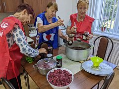 В подарок бойцам малиновое варенье