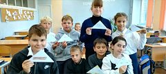Единство поколений: Новобурасские школьники пишут письма поддержки участникам СВО в честь Дня воссоединения