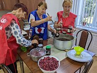 В подарок бойцам малиновое варенье