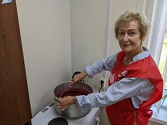 В подарок бойцам малиновое варенье