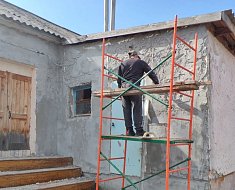 Глава района Алексей Воробьёв принял участие в строительном контроле ремонтных работ сельского клуба в селе Чернышевка