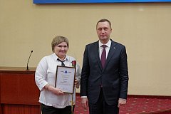 Поздравляем  руководителя с заслуженной наградой