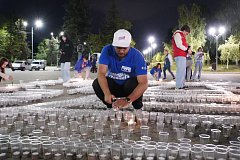 Саратовцы выложили из 12 тысяч свечей портрет медицинской сестры 