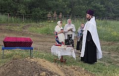 В Новобурасском районе состоялась церемония перезахоронения останков бойца Красной Армии, погибшего при обороне Сталинграда