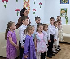 Глава Новобурасского района поздравил участниц клуба "Серебряные нити" с Международным женским днём — 8 Марта