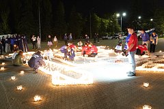 Саратовцы выложили из 12 тысяч свечей портрет медицинской сестры 