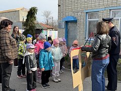 Сотрудники Госавтоинспекции провели для дошкольников профилактическую акцию «Шагающий автобус» 