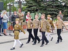 Школьники района показали строевую выправку и патриотизм на смотре строя и песни