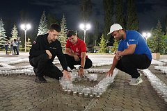 Саратовцы выложили из 12 тысяч свечей портрет медицинской сестры 