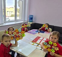 Тепло детских рук: ребята подготовили открытки ко Дню пожилого человека
