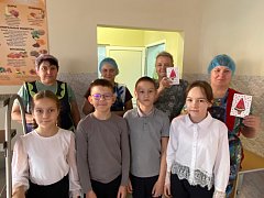 Поздравили работников столовой