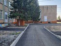 В Новобурасском районе продолжаются работы по благоустройству территорий образовательных организаций в рамках проекта "Ремонт дворов школ и детских садов"