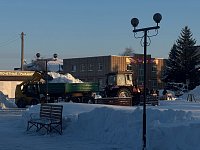 В Новобурасском районе продолжаются работы по расчистке и уборке снега
