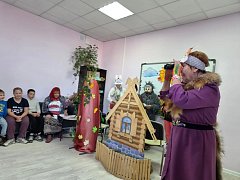 Волшебный теремок: "Серебряные" волонтёры подарили дошкольникам театральную сказку»