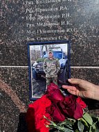 На мемориале в Парке Победы увековечены имена четырех жителей Новобурасского района, отдавших свои жизни при исполнении воинского долга в ходе специальной военной операции