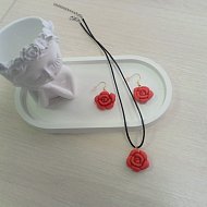 Дети создают уникальные украшения из полимерной глины