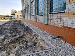 Подходит к завершению благоустройство пришкольной территории школы №1 в рабочем посёлке Новые Бурасы